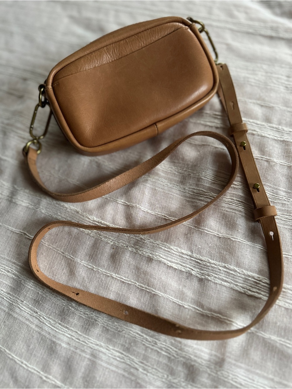 MADEWELL The Leather Carabiner Mini Crossbody Bag | Warm Hickory Tan - Picture 3 of 14